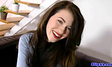 Польская тинейдерка 18+ становится на колени, чтобы отсосать старику перед трахом.