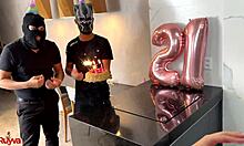 Meu Corninho Me Deu de Presente para 2 Fãs.