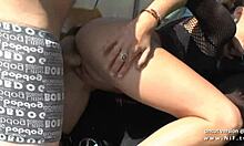 Ładna francuska laska pokazuje dupę w publicznym myciu samochodu