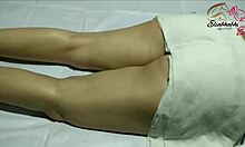 Mujer india disfruta masaje corporal completo en clip casero