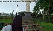 gostosa dos seios lindos fazendo sexo e exibicionismo em famoso ponto turistico