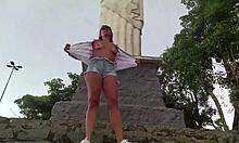 gostosa dos seios lindos fazendo sexo e exibicionismo em famoso ponto turistico