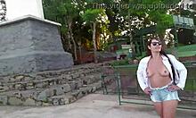 gostosa dos seios lindos fazendo sexo e exibicionismo em famoso ponto turistico