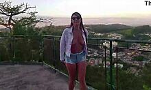 gostosa dos seios lindos fazendo sexo e exibicionismo em famoso ponto turistico