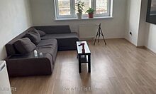 Vi a una Vecina Visitar y Ver mi Pene de Goma en Setup Casero