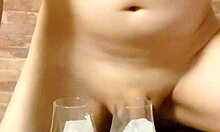 Hombres Gay Japoneses Orinando En Escena De Acción Cruda Audaz