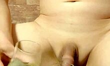 Hombres Gay Japoneses Orinando En Escena De Acción Cruda Audaz