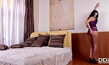 Stunning Glamour Babe Lia Taylor Cums on Dildo