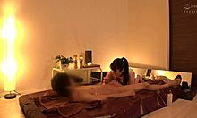 初っ端からミニ過ぎるスカートが捲れあがってパンツ見えてるメンエス嬢。動くたびに揺れる大きく開いた胸の谷間