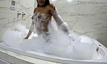 Eu Naquele Banho Sensual De Espuma Na Banheira Com Monster Cock