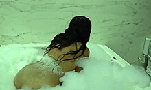 Eu Naquele Banho Sensual De Espuma Na Banheira Com Monster Cock