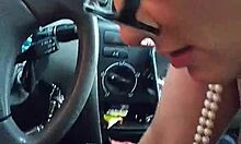 Samantha succhia cazzo profondo e duro in azione amatoriale all'aperto.