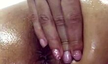 Nuori latina-MILF leikkii öljytyllä vartalollaan, masturboi pillua ja sormittaa tiukkaa perseensä orgasmiin