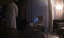 Küçük genç orospuyu yaşlı adamla casusluyorum