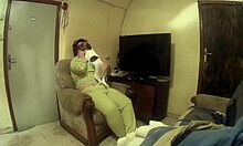 Damn, I’ve got this curvy gorda on all fours while playing on my phone on her back! 😂