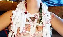 홈메이드 섹스 테이프에서 예쁜 노예가 코스플레이 중 지저분한 젖은 목구멍 박아