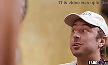 Cheerleadere tigger træneren om at vælge og han hamrer deres stramme røve! 😈