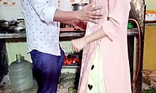 Дези Сали доит сперму Джиджи на свои сиськи, любопытно?