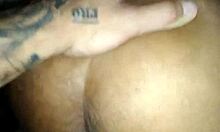 Usando uma micro calcinha a negra de cabelos encaracolado eliza todinho libera o anal para o lutador de mma allan guerra gomes