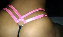 Usando uma micro calcinha a negra de cabelos encaracolado eliza todinho libera o anal para o lutador de mma allan guerra gomes