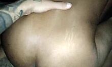 Usando uma micro calcinha a negra de cabelos encaracolado eliza todinho libera o anal para o lutador de mma allan guerra gomes