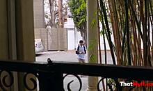 Айви Лебел звезда в фантастична сцена с пикаене