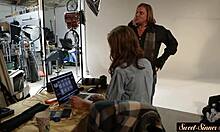 Štýlová mladá si užíva jazdu na kurci po zmyselnom 69