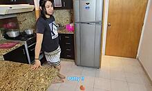 Broma a shobrina que bote agua en la cocina solo para que me muestre su enorme culo grande tengo sexo con morra sexy