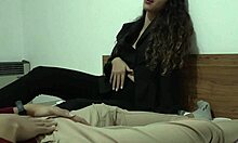 Joi real jefa da instrucciones a su asistente para que se corra en su boca y tragarse la leche