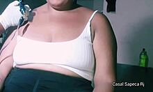 grazy sapeca fazendo tatuagem sem calcinha se mostrando toda para o tatuador