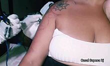 grazy sapeca fazendo tatuagem sem calcinha se mostrando toda para o tatuador