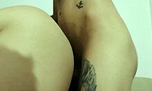 jefe reclama a la empleada por documentos y ella acaricia chupa pija terminando follando en oficina