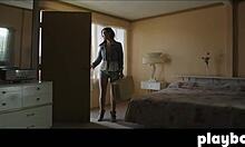 สาวบรูเน็ตเล็กๆ อเล็กซานดรา ไทเลอร์ แสดงนมใหญ่กลางแจ้ง