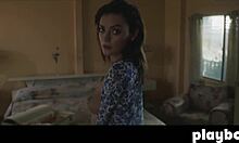 สาวบรูเน็ตเล็กๆ อเล็กซานดรา ไทเลอร์ แสดงนมใหญ่กลางแจ้ง