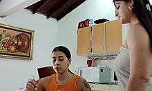 Hijastra Cachonda Masturbándose Frente a Su Madrastra