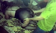 Con su vestido y medias negras cogemos de perrito