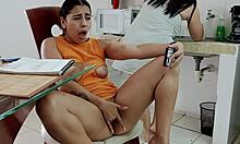 Hijastra Cachonda Masturbándose Frente a Su Madrastra