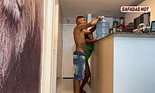 A gostosa mamou o entregador de água, carai!