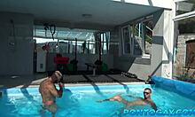 Gay daddy carente levando pau grande de dois gatos dotados