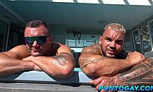 Gay daddy carente levando pau grande de dois gatos dotados