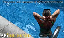 milf gostosa ficou excitada com a �gua gelada da piscina e acabou se masturbando - fabidrumond com br