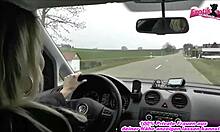 Tramperin tedesca rimorchiata e poi scopata all'aperto da sconosciuto