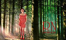 巨大な秘書がオフィスで驚いたマネージャーに立ちはだかる