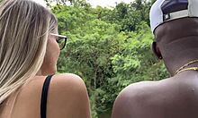 Fomos transar na sacada do prédio o segurança pegou a gente no flagra tivemos que entrar e o negão roludo me comeu sem dó e arrombou minha bucetinha socando forte completo no red e sheer 😏