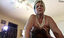 Baka Pixie Jaše Žestoko Dok Njena Pička Kaplje od Sperme