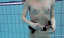 Undervannsbabe Roxalana Cheh bader naken i bassenget