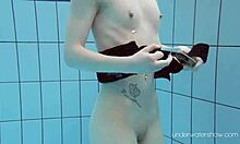 Undervannsbabe Roxalana Cheh bader naken i bassenget