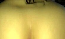 safada sentado gemendo alto no primo