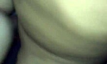 safada sentado gemendo alto no primo