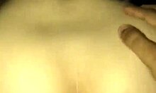 safada sentado gemendo alto no primo